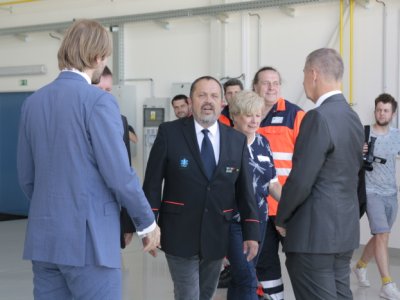 Premiér a ministr zdravotnictví navštívili výjezdovou základnu a heliport na Plané 8