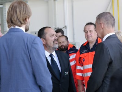 Premiér a ministr zdravotnictví navštívili výjezdovou základnu a heliport na Plané 9