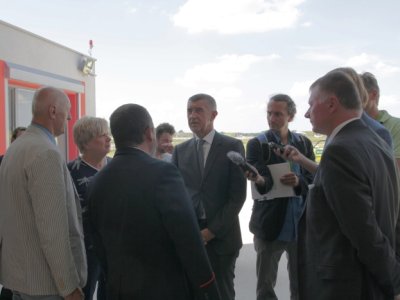 Premiér a ministr zdravotnictví navštívili výjezdovou základnu a heliport na Plané 10