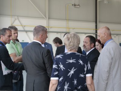 Premiér a ministr zdravotnictví navštívili výjezdovou základnu a heliport na Plané 11