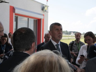 Premiér a ministr zdravotnictví navštívili výjezdovou základnu a heliport na Plané 12