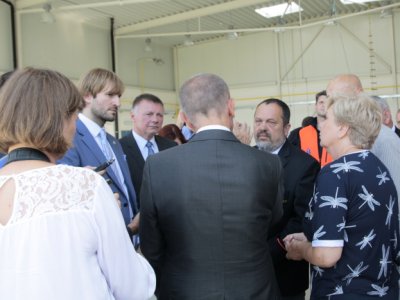 Premiér a ministr zdravotnictví navštívili výjezdovou základnu a heliport na Plané 13